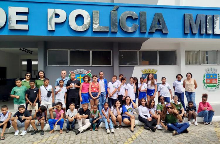 Alunos do Miguel Ângelo (Quissamã) têm manhã de cidadania e aprendizado no 32º BPM Alunos do Miguel Ângelo (Quissamã) têm manhã de cidadania e aprendizado no 32º BPM