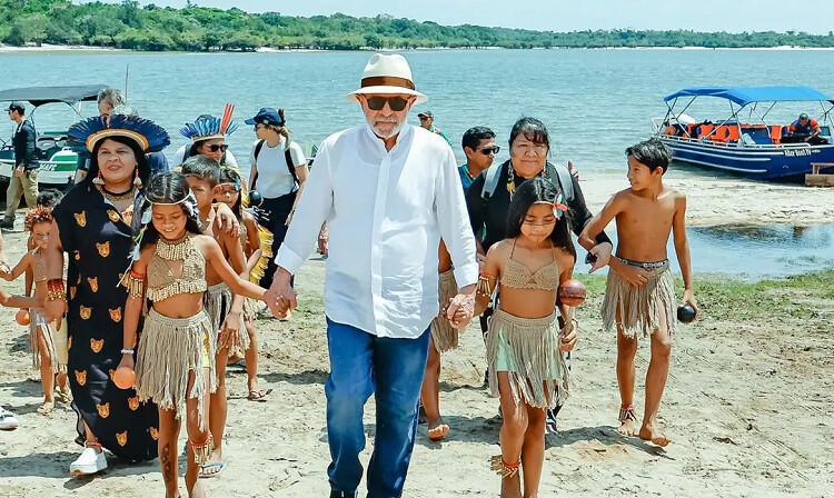 Lula visita aldeia indígena e promete energia para 4,3 mil famílias Lula visita aldeia indígena e promete energia para 4,3 mil famílias