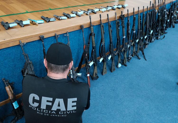 Governo do Rio apreende R$ 12,8 milhões em armas de guerra em um dia Governo do Rio apreende R$ 12,8 milhões em armas de guerra em um dia