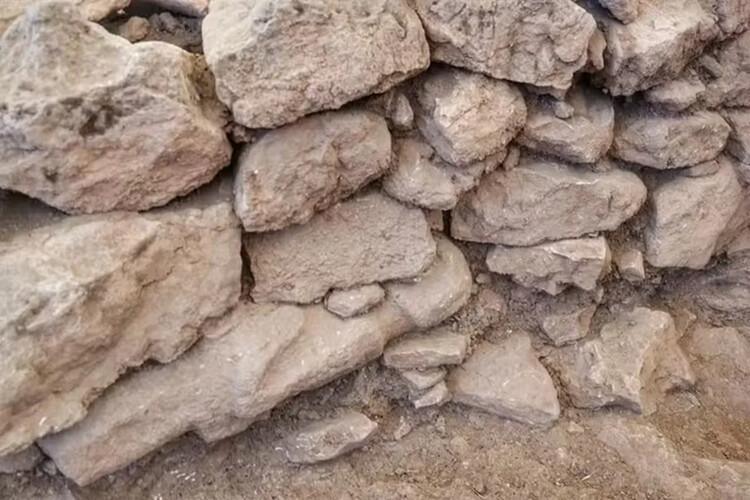 Estátua humana é encontrada escondida em parede de 12 mil anos Estátua humana é encontrada escondida em parede de 12 mil anos