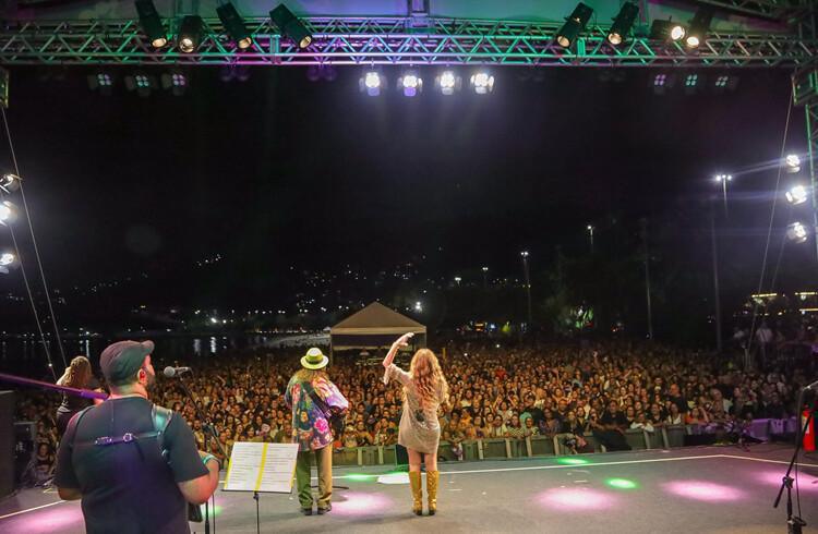 Elba Ramalho e Geraldo Azevedo emocionam o público na Praia de São Francisco Elba Ramalho e Geraldo Azevedo emocionam o público na Praia de São Francisco