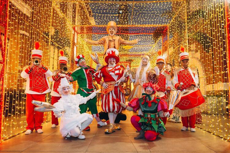 Multicenter Itaipu dá início à magia do Natal com o “Jardim do Noel” e chegada do Papai Noel Multicenter Itaipu dá início à magia do Natal com o “Jardim do Noel” e chegada do Papai Noel
