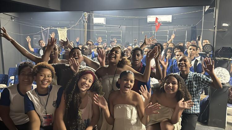 Escola de Japeri transforma alunos em atores do teatro