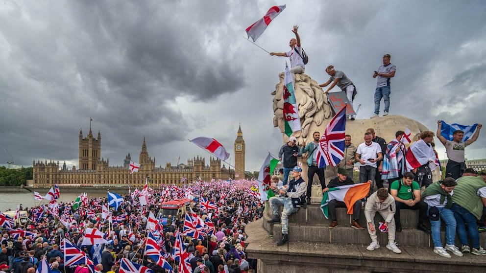 مشجع كرة قدم سابق يقود أكبر احتجاج ضد الهجرة في بريطانيا