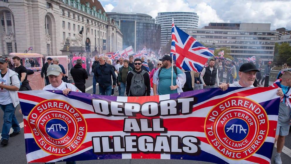 مشجع كرة قدم سابق يقود أكبر احتجاج ضد الهجرة في بريطانيا مشجع كرة قدم سابق يقود أكبر احتجاج ضد الهجرة في بريطانيا