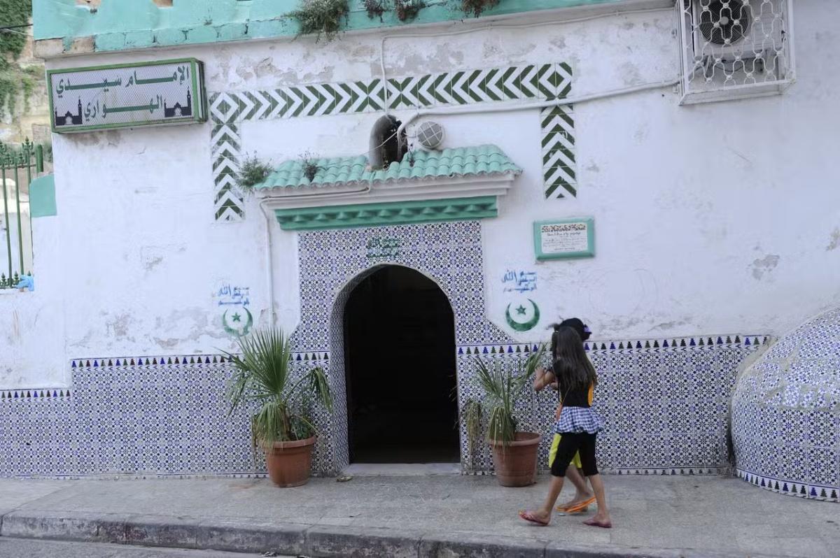 سيدي الهواري.. ذاكرة مدينة تُهمل وتنهار بين الإهمال والإخلاء سيدي الهواري.. ذاكرة مدينة تُهمل وتنهار بين الإهمال والإخلاء