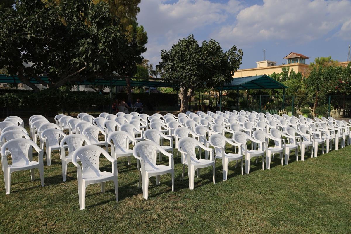 الكرسي البلاستيكي الأبيض: قصة صامتة في قلب المجتمع اليوناني الكرسي البلاستيكي الأبيض: قصة صامتة في قلب المجتمع اليوناني