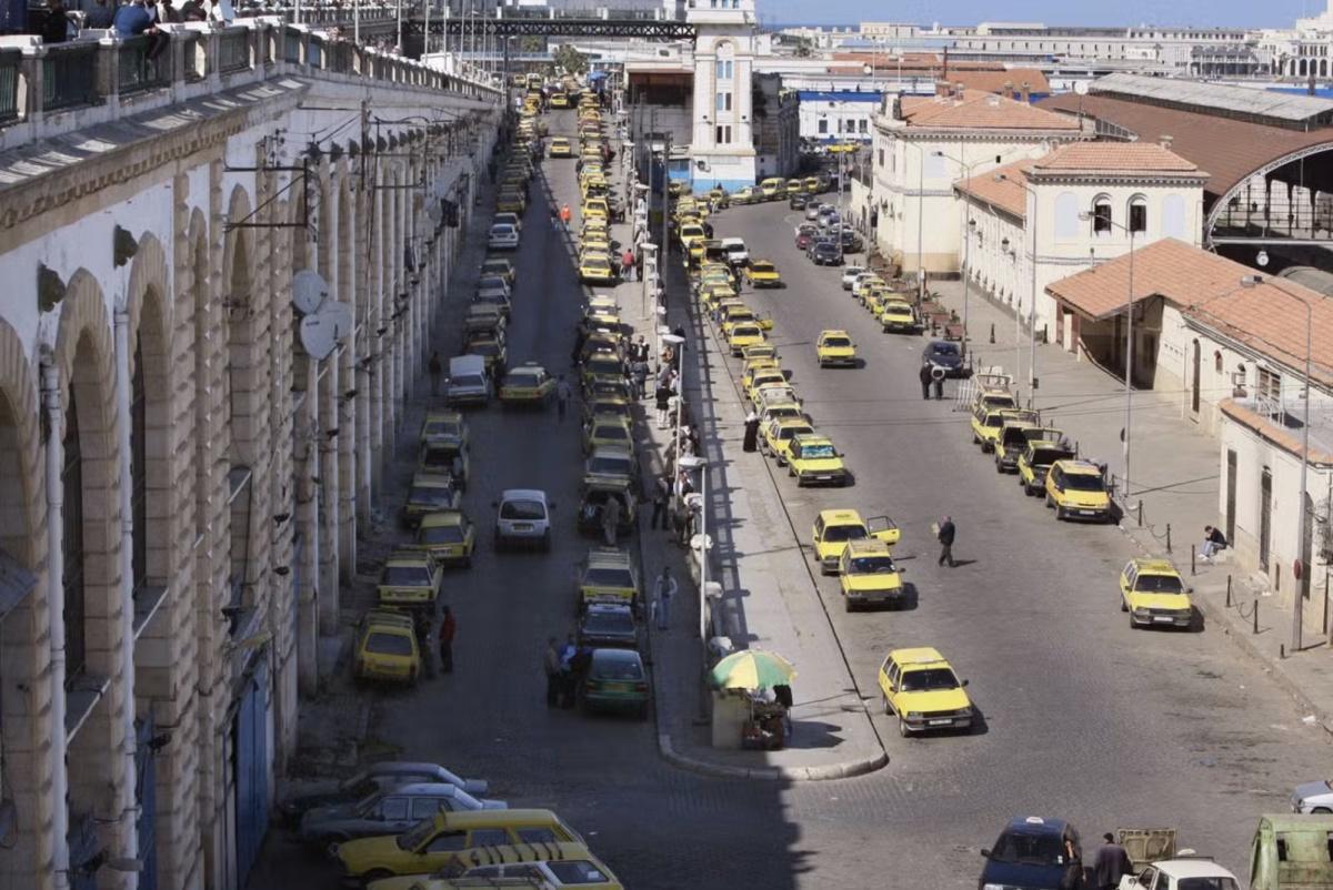 طاكسيات الجزائر... فضاءات حرية التعبير في قلب العاصمة