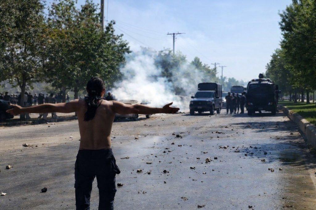 إيران على حافة العاصفة: هل تسقط الجمهورية الإسلامية هذه المرة؟ إيران على حافة العاصفة: هل تسقط الجمهورية الإسلامية هذه المرة؟