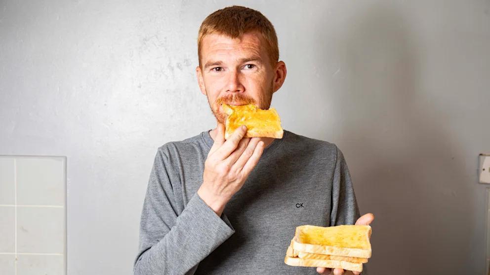 "إنها عذاب... أشعر أنني شاذ": بريطاني لا يأكل سوى التوست بسبب اضطراب نادر في الأكل "إنها عذاب... أشعر أنني شاذ": بريطاني لا يأكل سوى التوست بسبب اضطراب نادر في الأكل