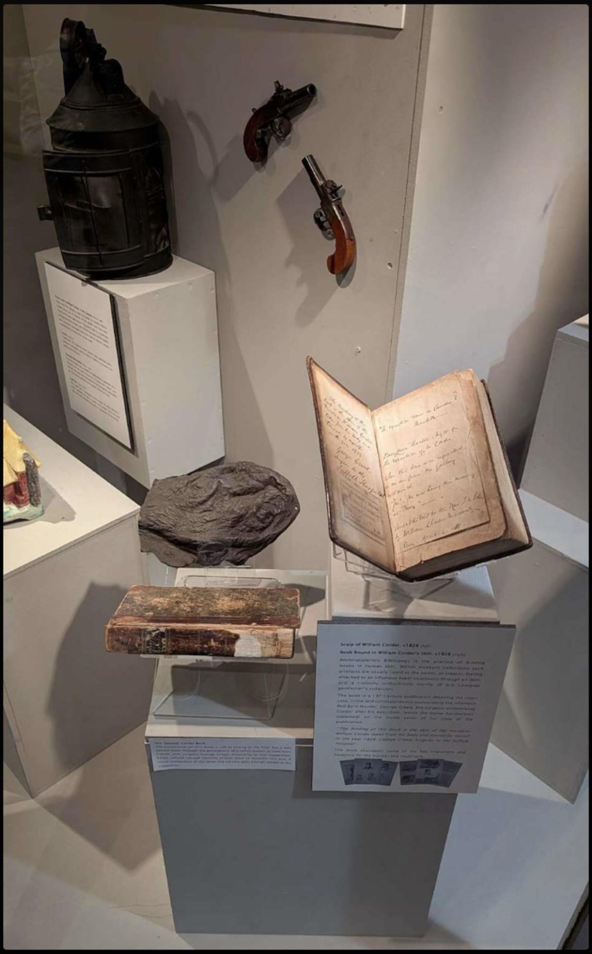 كتاب مجلد بجلد القاتل ويليام كوردر يظهر في متحف سوفولك البريطاني