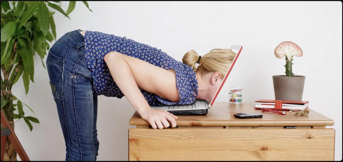 القلق والحاجة إلى الاهتمام: المخاطر النفسية للإفراط في المشاركة عبر الإنترنت على الشباب القلق والحاجة إلى الاهتمام: المخاطر النفسية للإفراط في المشاركة عبر الإنترنت على الشباب