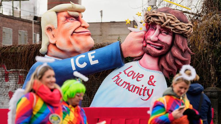 ساخر ألماني يتحدى موسكو: جاك تيلي يسخر مجددا من بوتين في كرنفال دوسلدورف ساخر ألماني يتحدى موسكو: جاك تيلي يسخر مجددا من بوتين في كرنفال دوسلدورف