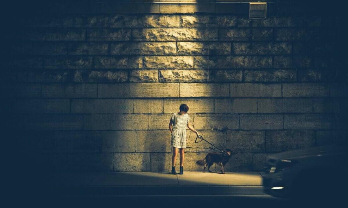 تأثير "الضوء المسلط": عندما نبالغ في تقدير اهتمام الآخرين بنا