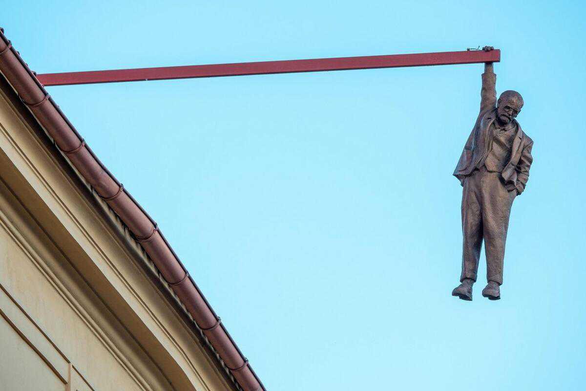 ديفيد تشيرني | "الرجل المعلق"، 1997