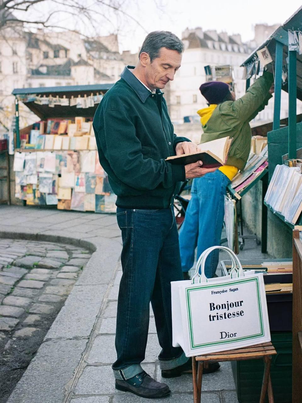 ديور تحوّل حقيبة Book Tote إلى غلاف روائي على «رفوف» معرض كتاب ديور تحوّل حقيبة Book Tote إلى غلاف روائي على «رفوف» معرض كتاب
