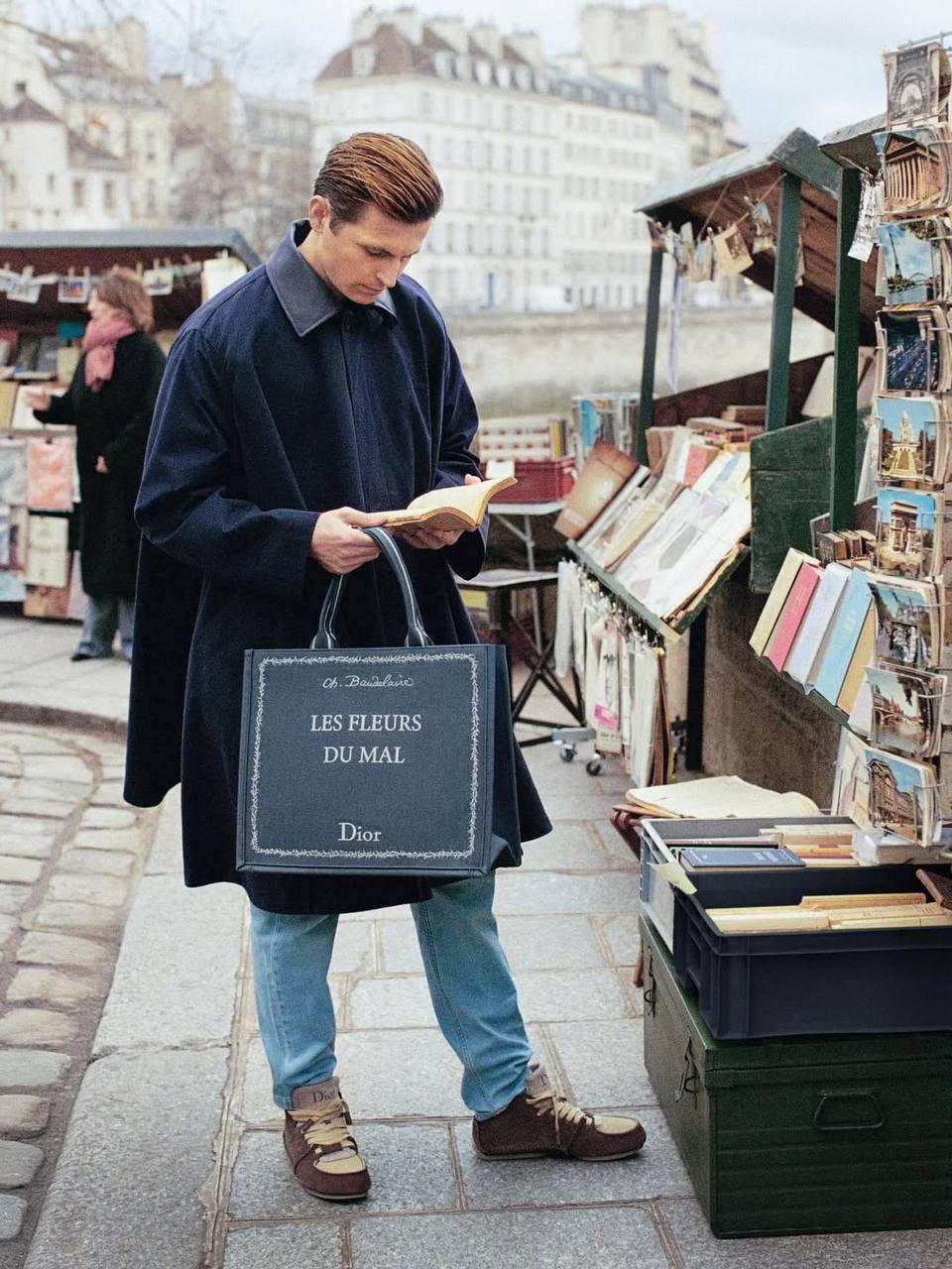 ديور تحوّل حقيبة Book Tote إلى غلاف روائي على «رفوف» معرض كتاب