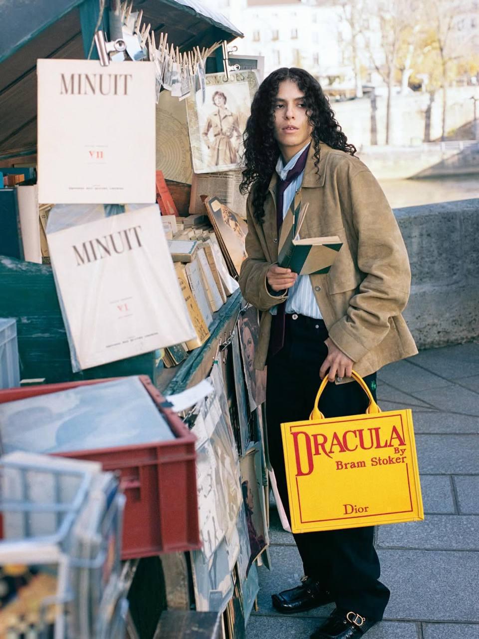 ديور تحوّل حقيبة Book Tote إلى غلاف روائي على «رفوف» معرض كتاب