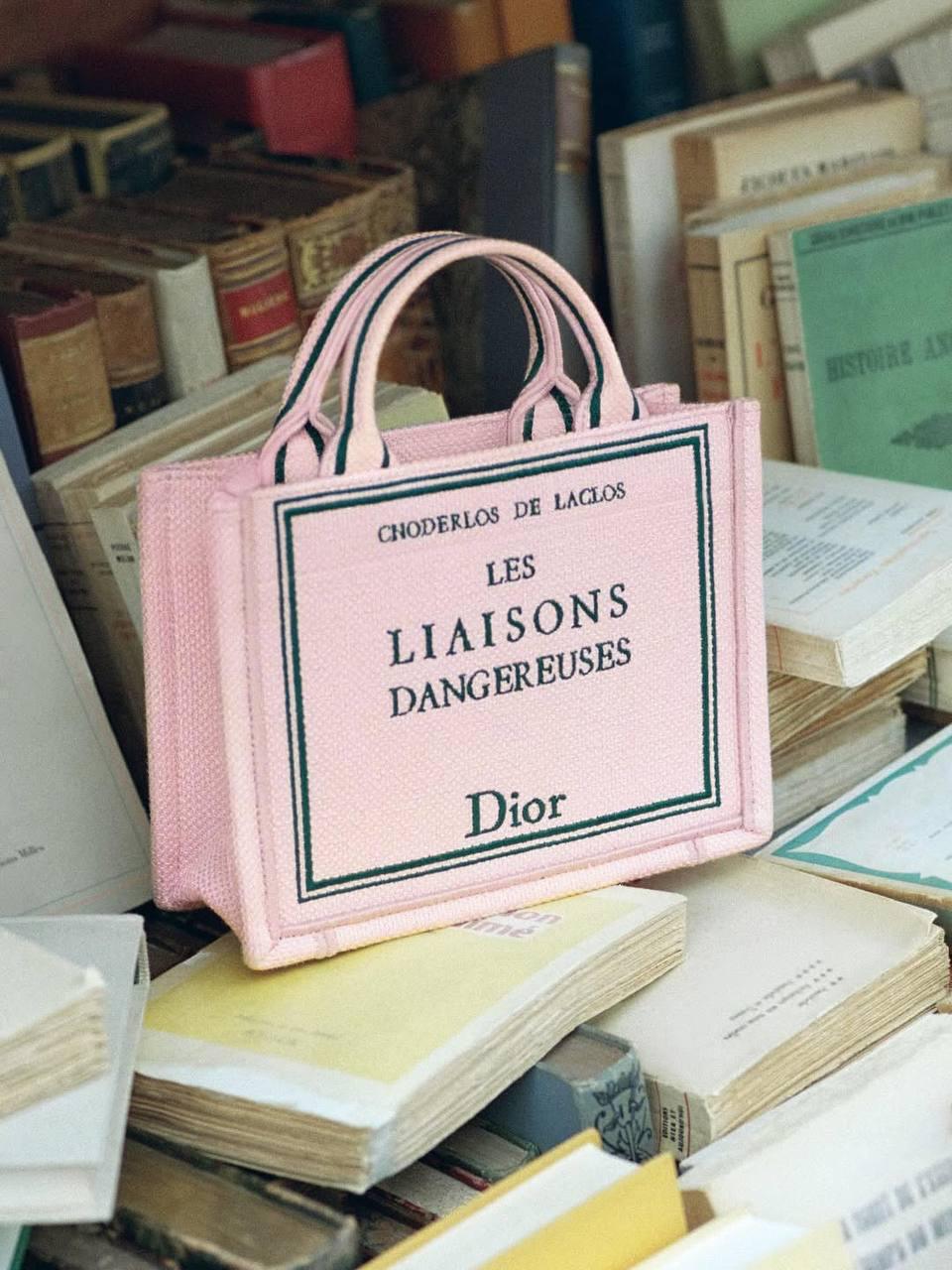 ديور تحوّل حقيبة Book Tote إلى غلاف روائي على «رفوف» معرض كتاب ديور تحوّل حقيبة Book Tote إلى غلاف روائي على «رفوف» معرض كتاب