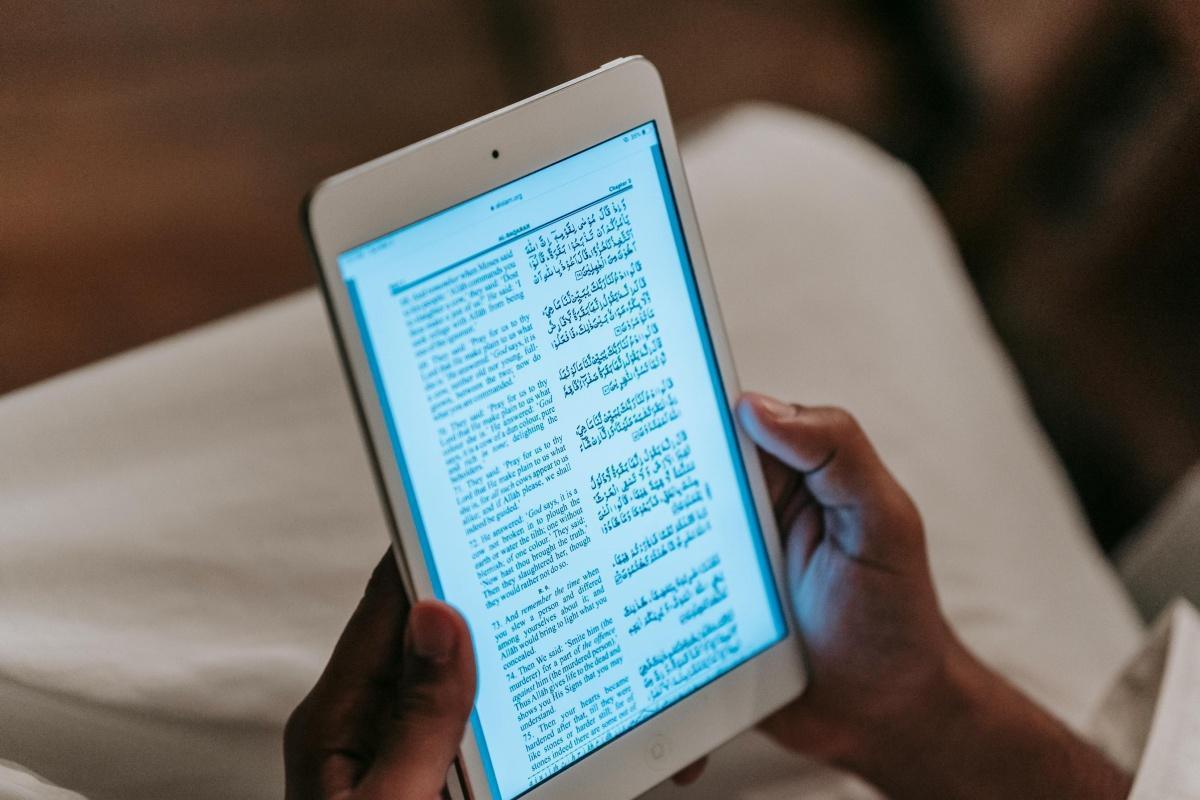 الكتب الإلكترونية أم الورقية: مقارنة حاسمة الكتب الإلكترونية أم الورقية: مقارنة حاسمة