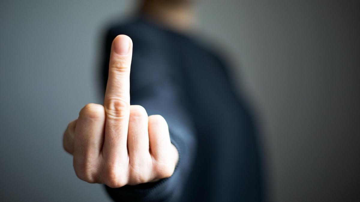 من أين جاءت إشارة الإصبع الأوسط؟ من أين جاءت إشارة الإصبع الأوسط؟