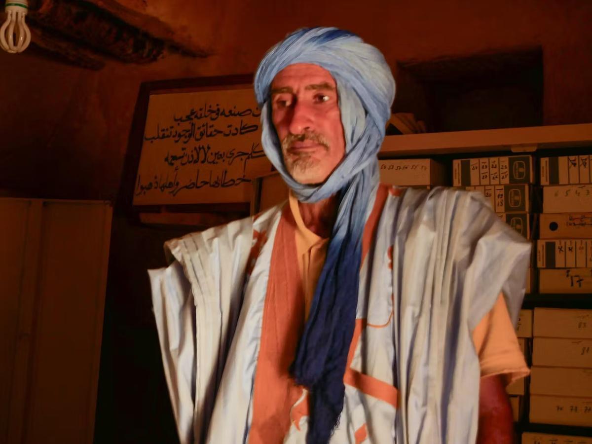 في موريتانيا، رجل ينقذ آخر كتب الصحراء في موريتانيا، رجل ينقذ آخر كتب الصحراء