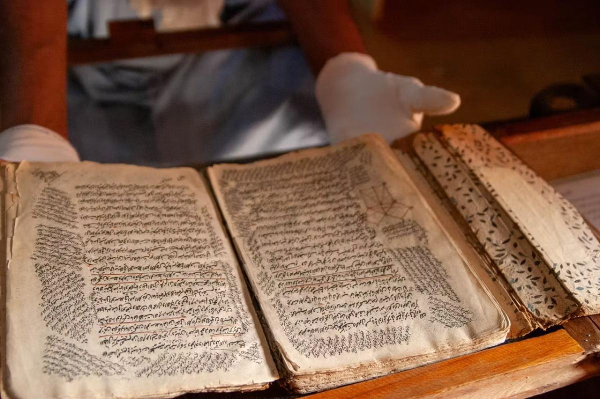 في موريتانيا، رجل ينقذ آخر كتب الصحراء في موريتانيا، رجل ينقذ آخر كتب الصحراء