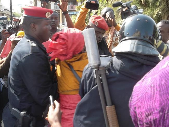 Regardez - Une quinquagénaire trompe la vigilance de la police, accède à la place de l'indépendance, se fait repérer et...malmener