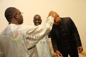 Macky Sall reçoit Diouf, Akon, Mor Thiam et Titi Camara chez lui.