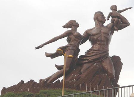 Monument de la « Renaissance ». Pourquoi interdit-on au public d’emprunter la voie publique qui passe devant ?