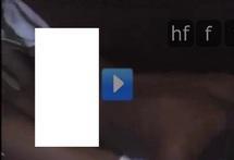 REGARDEZ. Il est surpris sur la femme d'autrui