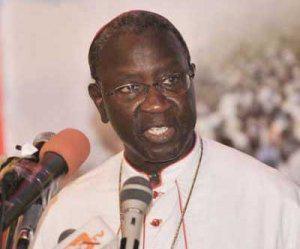 le cardinal sarr prie pour les défunts au cimetière saint Lazare de Béthanie