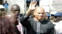 Présentation de condoléances : Karim Wade, distribue de l'argent à Tivaouane