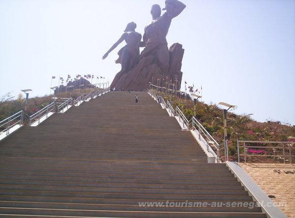 MONUMENT - Après Pierre Goudiaby Atépa : Mbackiou Faye et les coréens de mansudae en renaissance à l’Ige