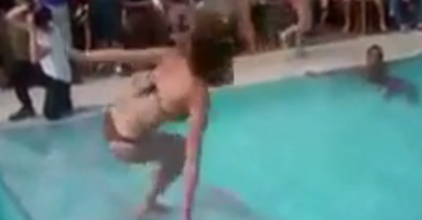 Ce top modèle va avoir la honte de sa vie en défilant au dessus de la piscine