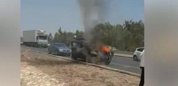 Une voiture prend feu sur le péage