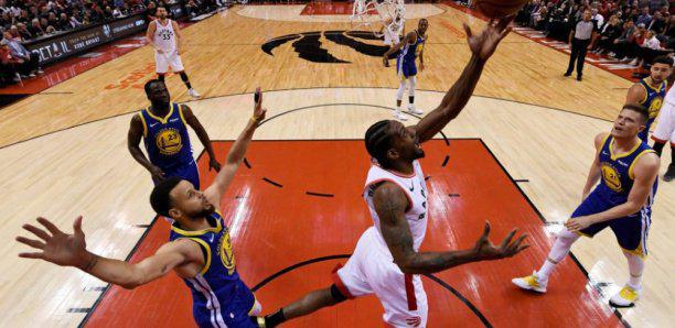 NBA : Golden State s'impose à Toronto et s'offre un sursis en finale