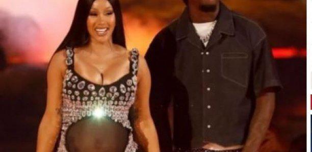 Surprise: Cardi B dévoile sa grossesse en plein show