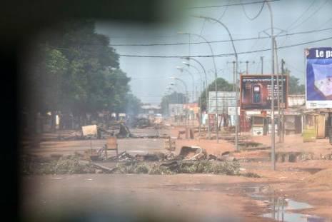 Centrafrique: tirs, explosions et barricades à Bangui contre les forces internationales