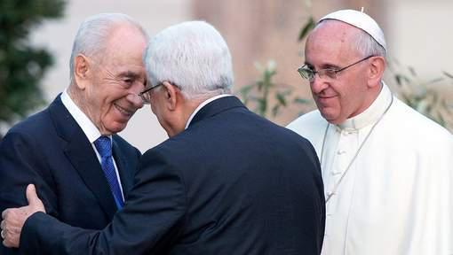 Peres et Abbas souriants et chaleureux au Vatican