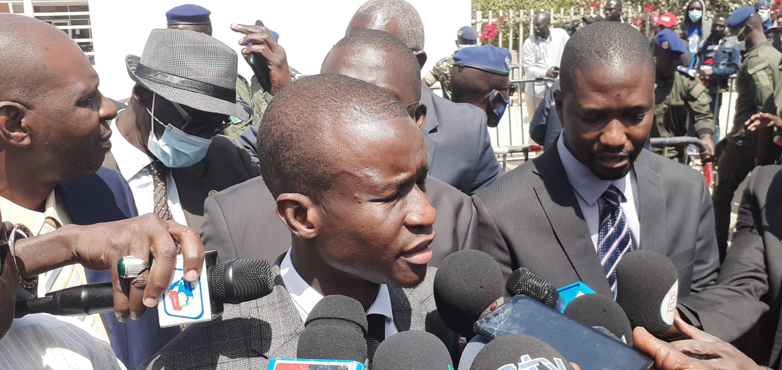 Tribunal : les avocats de Sonko face à la presse
