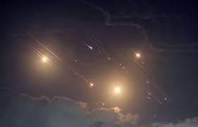L’Iran tire des missiles sur le territoire israélien (médias)