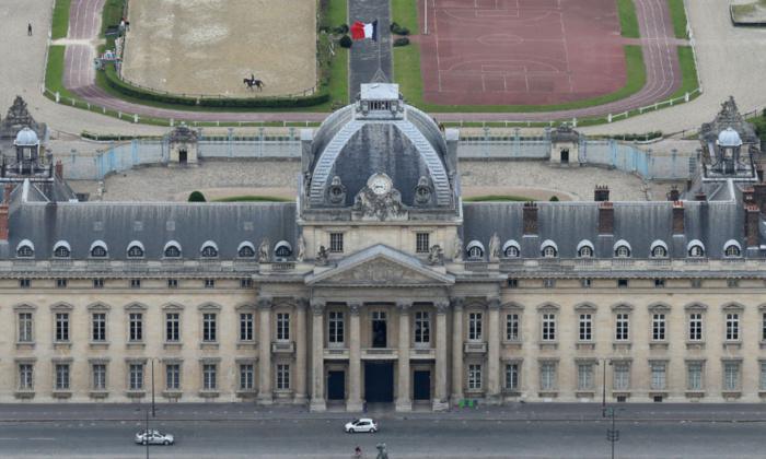 Un homme sème la panique devant l'Ecole militaire à Paris