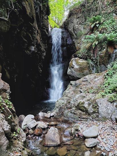 Cascata del Castello di Comano - Waterfall of the Castle of Comano