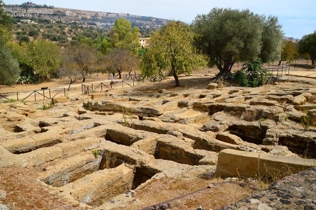 Necropoli e Tombe - Necropolis and Tombs