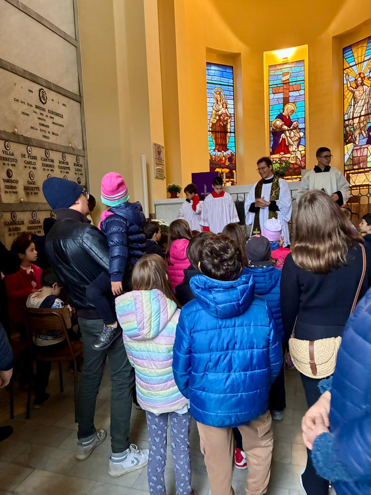 I bambini pregano per i nostri cari defunti