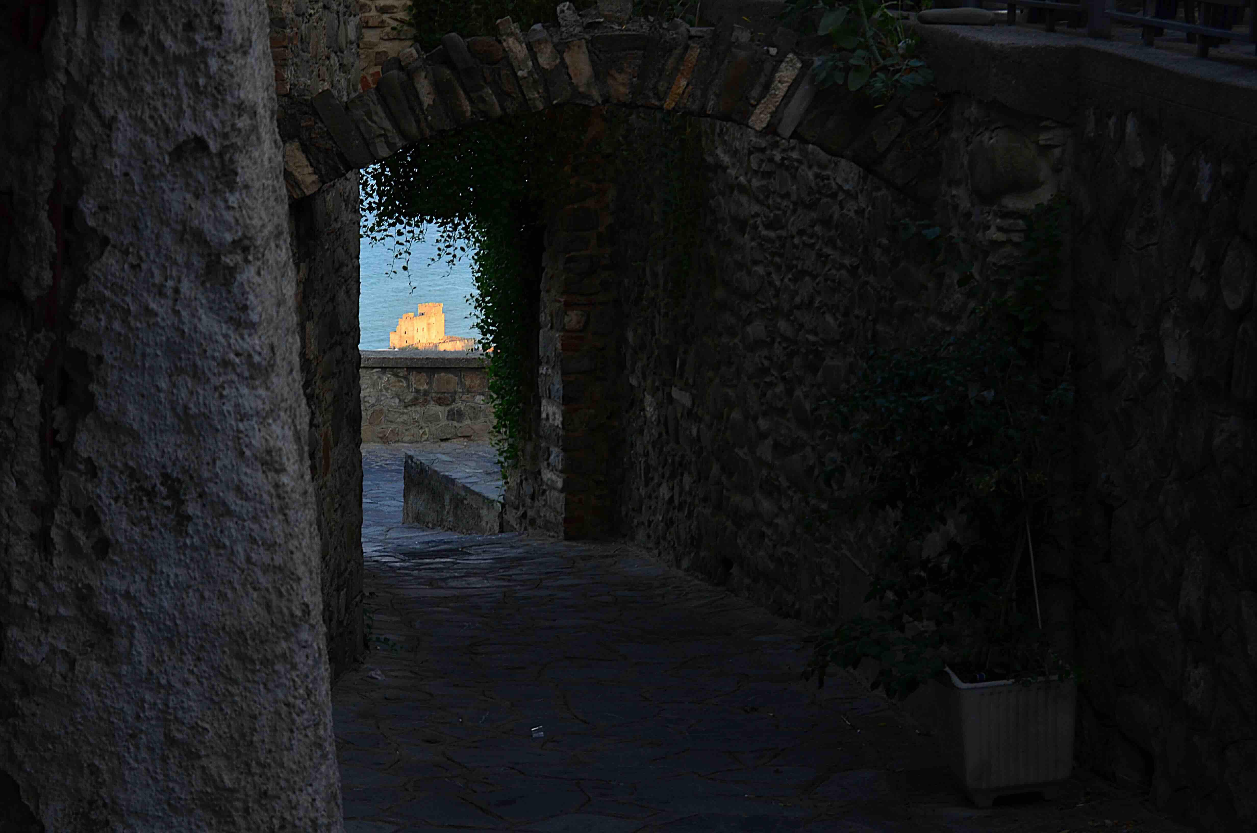 Vista sul castello di Roseto al tramonto