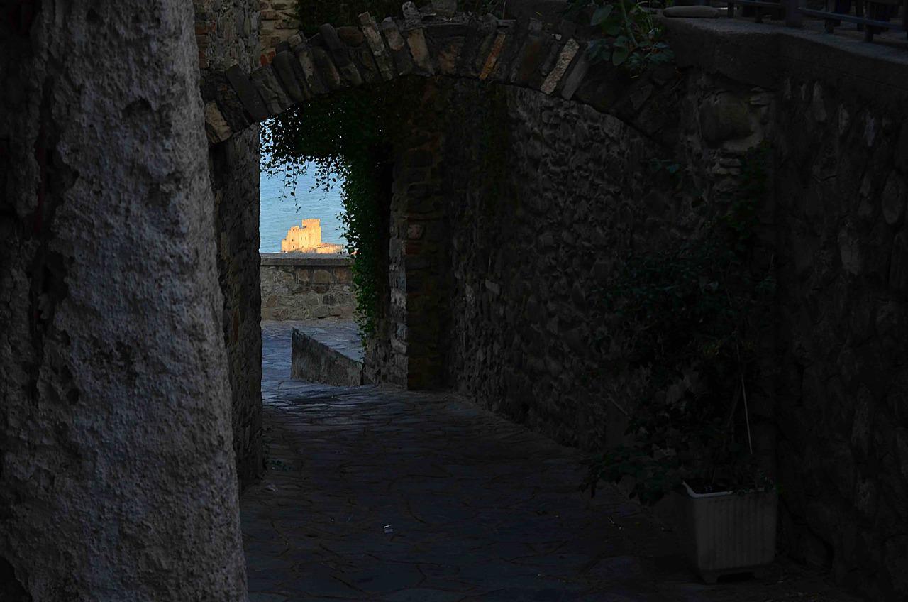 Vista sul castello di Roseto al tramonto