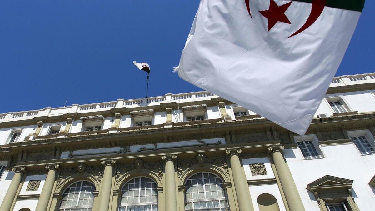 Algérie: le Parlement criminalise la colonisation française et exige excuses, archives et réparations Algérie: le Parlement criminalise la colonisation française et exige excuses, archives et réparations