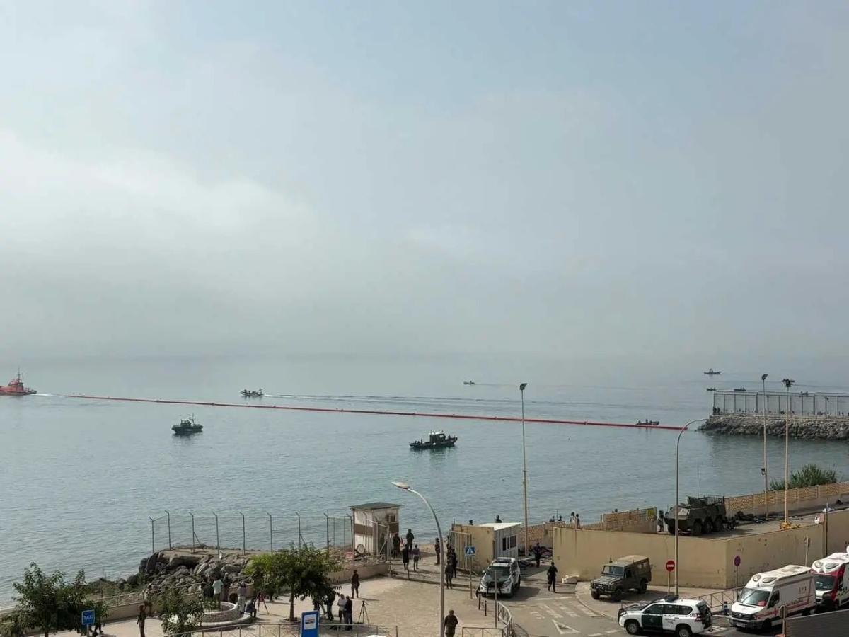 Ceuta : une barrière flottante de 500 mètres redessine la frontière du Tarajal